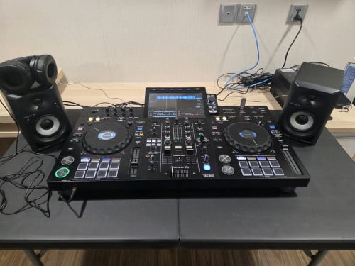 Pioneer XDJ-RX3 DJ Controller + Speakers+table + flight case