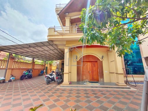 Spacious Villa 6 Rooms for RENT near HENG LY Market_St.271