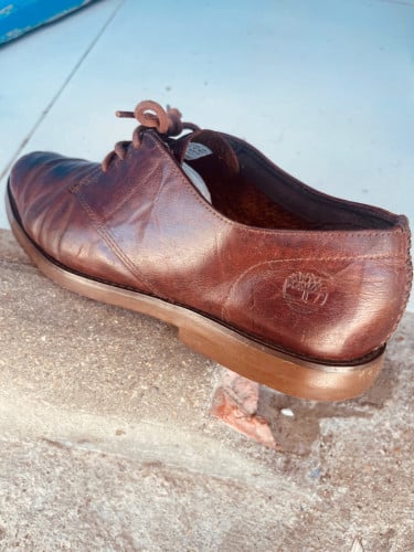 ស្បែកជើងប៊ូនិងប៉ាតា២គូ