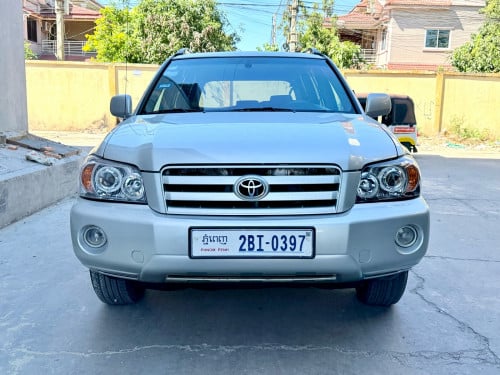 ឡានលក់ឆ្នាំ05 ម៉ាស៊ីន4 ប៉ុង1 បើកដំបូល កៅអី3ជួល កៅអីចុច full option ពេញ ពណ៌ប្រាក់