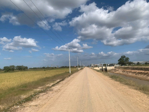 ដីលក់ជាប់ប្រឡាយ40ម