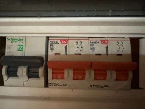 ឌីហ្សង់ទ័រ ២ប៉ូល ៣២អំពែរ នៅថ្មី99% ៣គ្រាប់ (13$)