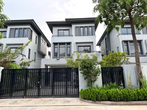 ឃ្វីនB​ សម្រាប់លក់ បុរី​ជីបម៉ុង​ផាកលែន​50ម៉ែត្រ