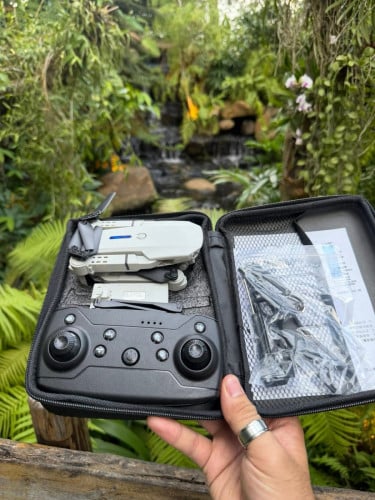 ឌ្រូនDrone E88តម្លៃ20$Free Delivery មាន2ពណ៌សនិងខ្មៅសំខាន់អាចដាក់Cameraបានហោះបានប្រវែង200មែត្រ