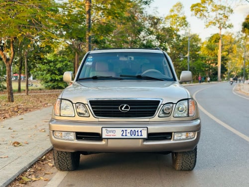 សួរស្តីបងប្អូនខ្ញុំចង់លក់ឡានLexusLX470ឆ្នាំ1999សាំងហ្គាស់ឡានសុំណុំថ្មីតំលៃ11900$ចរចារមាសុីនប្រលេខល្អ
