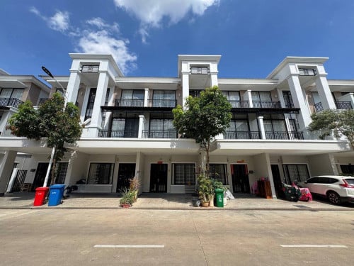 ស្ផ្Link Villa LA For Sale / វីឡាកូនកាត់ អិលអេសម្រាប់លក់បន្ទាន់
