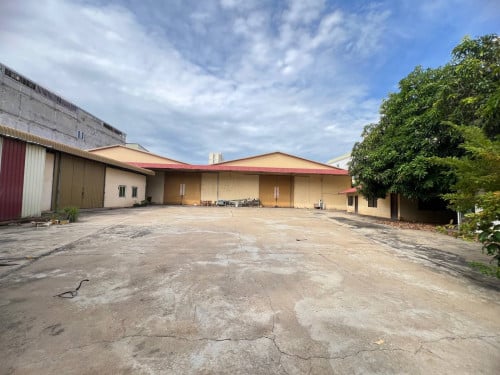 »ឃ្លាំងសម្រាប់ជួលនៅស្ទឹងមានជ័យ/ Warehouse for Rent at Stueng Meanchey.