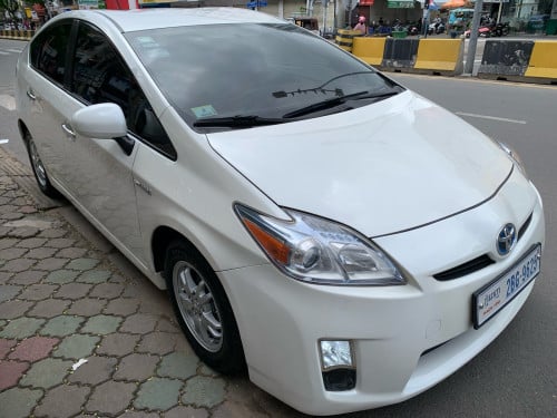 Toyota Priusពណ៏ស កាំម៉ៃ U BL  សេរីឆ្នាំ2010 option 3ធានាឡានស្អាត អត់បុកអត់ច្រេះឡានថ្មីI