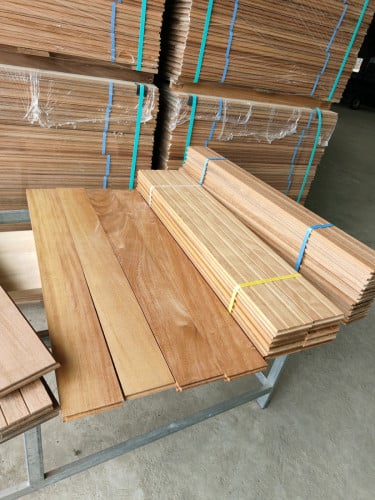 ការ៉ូ​ឈើម្មជាតិឈើប្រណិតនិងឈើលេខមួយ