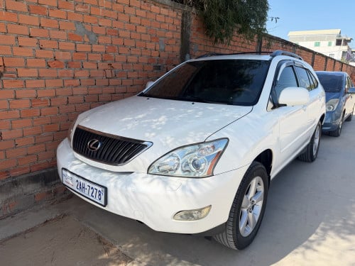 ឡានប្រេីចង់លក់ 330 full ប៉ុង1 ក្នុងលឿង