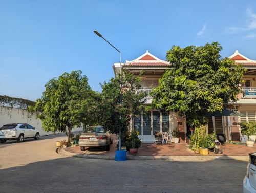 ផ្ទះកែងលក់ប្រយ៉ាប់តំលៃក្រោមទីផ្សារ ក្នុងបុរីវិមានភ្នំពេញនៅលើផ្លូវជាតិលេខ 6A ត្រឹមស្ពានទី9