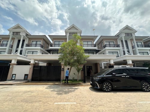 វីឡាភ្លោះAពីរជាប់គ្នាសម្រាប់លក់