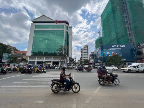 » អគារសម្រាប់ជួលលើផ្លូវព្រះមុន្នីវង្ស/ Building for Rent on Monivong Blvd.