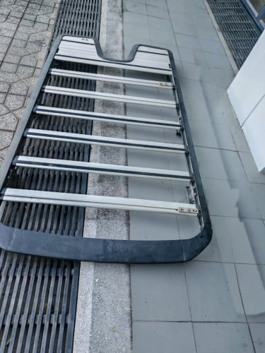 កាងលើរថយន្តDefender​