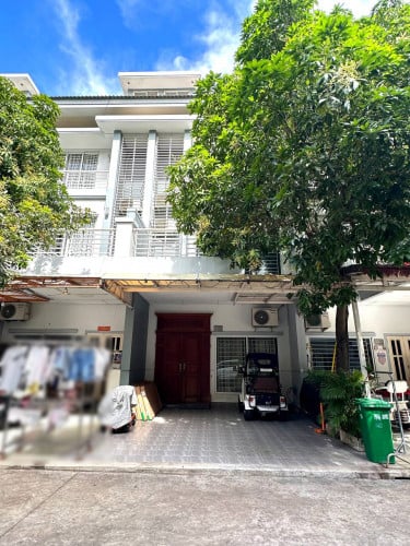 វីឡាកូនកាត់ LA សម្រាប់ជួល នៅបុរីប៉េងហ៊ួតបឹងស្នោរ