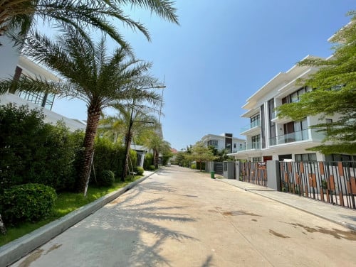 • វីឡាភ្លោះសម្រាប់លក់នៅ The wood ស្ថិតនៅសង្កាត់ព្រែកឯង ខណ្ឌច្បារអំពៅ ភ្នំពេញ