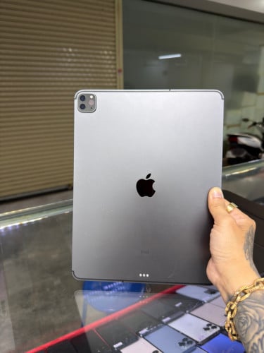 iPad Pro 12.9 inch ( 4th Generation ) Sim&WiFi LL/A HD128GB Phone Condition 90% , ម៉ាស៊ីនហ្ស៊ីន