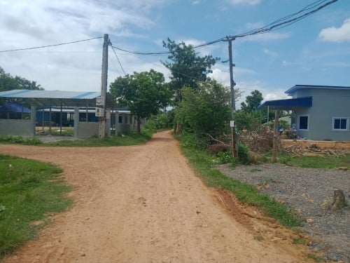 ម្ចាស់ប្រញាប់លុយ លក់ដីនិងផ្ទះជិតក្រុងបាត់ដំបង