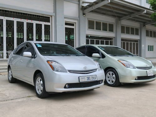 ឡានព្រូស 2គ្រឿង ទឹកប្រាក់08 នឹង ហ្គិច 09