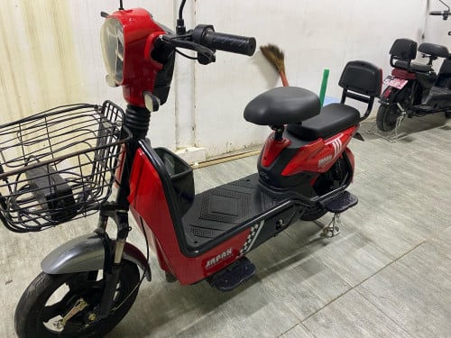 កង់អគ្គិសនីមួយទឹកអាគុយថ្មីធានា 6 ខែលើអាគុយ។