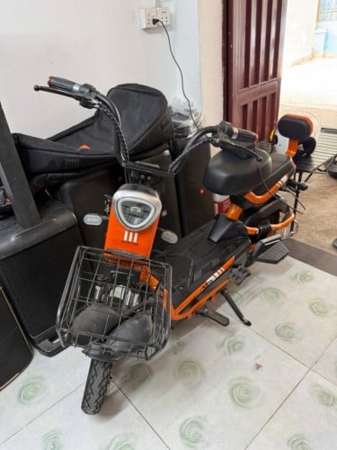 កង់អាគុយនៅស្អាត95% ទើបប្តូរអាគុយថ្មីមួយឈុត នៅធានា6ខែ