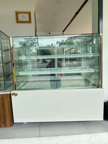 ទូរតាំងនំ Cake លក់ ទំហំ 1.2m x 0.65m x 1.18m ថ្មីមិនទាន់ប្រើ តំលៃ 1350$ ធានា1ខែ