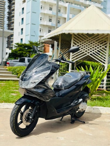Honda PCX 017 ជប៉ុនសុទ្ធ125cc ម៉ាស៊ីនតាន់ហាប់នែនស្ងាត់ជិះស្រួលស្ទុះមិនលាន់មិនហុយមានពន្ធកាតគ្រឺហ្សីន