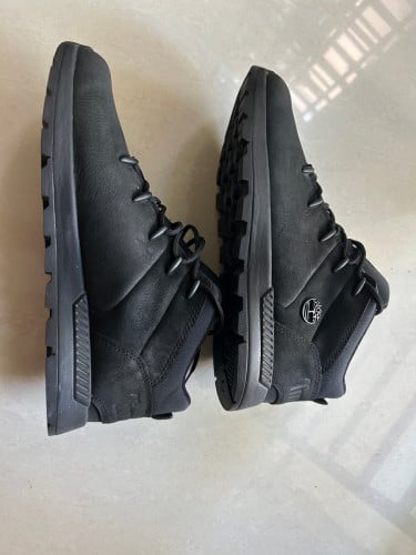 ស្បែកជើង