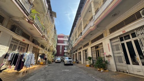 ផ្ទះល្វែងលក់ ៣ជាន់ ស្អាត តំបន់ប្រជុំជន ជិតផ្សារ សាលារៀន