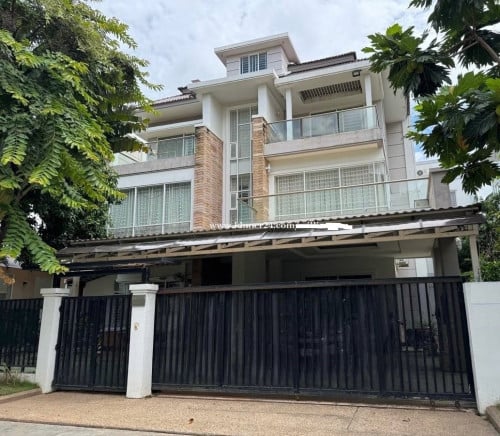 វិឡាឃ្វីនសំរាបលក់នៅបុរីប៉េងហ៊ួតផ្លូវម៉ុងឬទ្ធី ជិតផ្សារ Aeon 02 និងម៉ាក្រូ