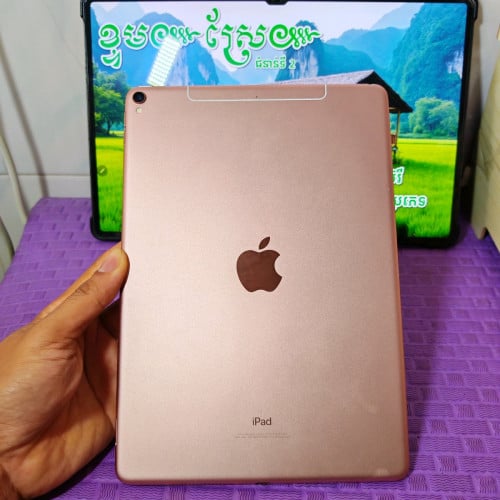 iPad Pro 10.5" 2017 ដាក់Simបាន/ស្នំស៊ី(វ៉ៃដូរបាន)