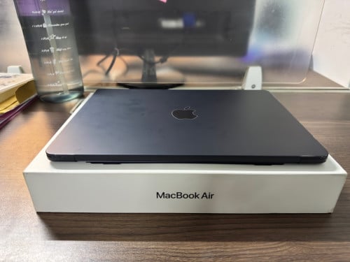 MacBook Air M3 នៅថ្មីស្អាត់