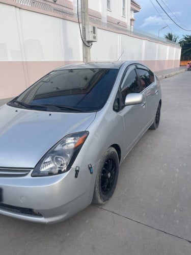 PRIUS 04 FULL options ឡានស្អាតតម្លៃចរចាបាន