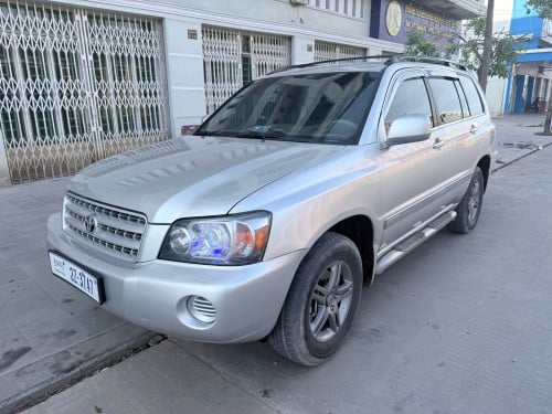 Toyota Highlander 2002 V4 ប៉ុងមួយ កៅអីចុច ពណ៌ប្រាក់ ប្រភេទឡានមូលសានុំស្រីន