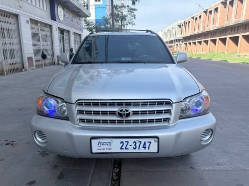 Toyota Highlander 2002 V4 ប៉ុងមួយ កៅអីចុច ពណ៌ប្រាក់ ប្រភេទឡានមូលសានុំស្រីន