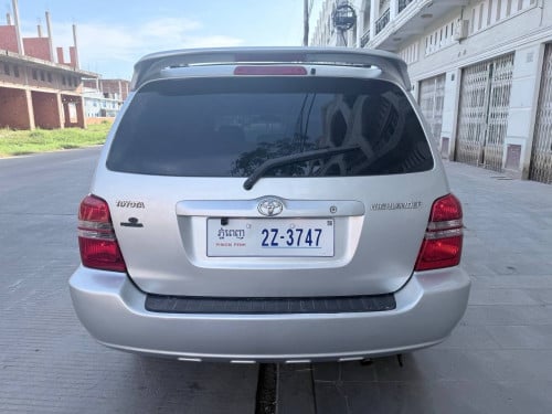 Toyota Highlander 2002 V4 ប៉ុងមួយ កៅអីចុច ពណ៌ប្រាក់ ប្រភេទឡានមូលសានុំស្រីន