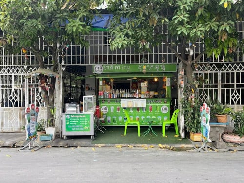 ទូរកាហ្វេសម្រាប់លក់ មានធ្នើរដាក់ឥវ៉ាន់តាំង មានកន្លែងលាងកែវ