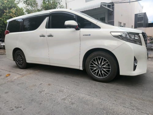 មានឡានជួលសំទេសចរណ៏ មានអ្នកបើកបរជូន