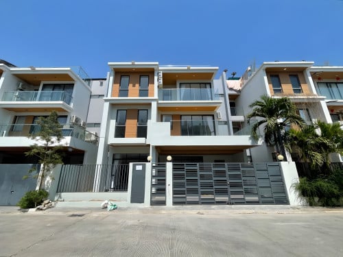𝐅𝐨𝐫 𝐑𝐞𝐧𝐭: 6-Bedroom Villa- 60m Road- Aeon 3