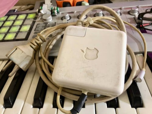 MacBook Air 2010 adapter Only 9