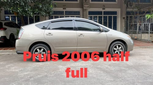 Toyota Prius haft full gold color