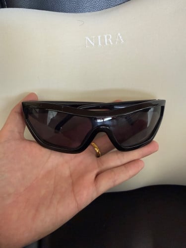 វ៉ែនតាខ្មៅមួយតឹក