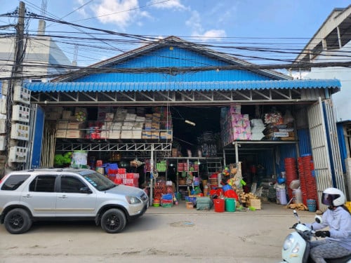 អ្នករៀបឃ្លាំង និងដឹកឥវ៉ាន់