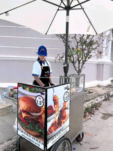 ផ្នែក អ្នកឈរលក់ Burger និងSpagetti ភេទស្រី