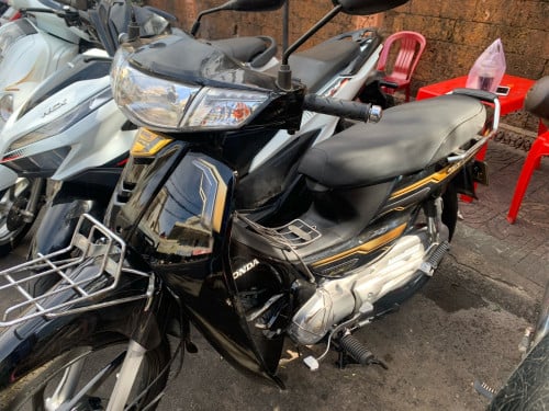 ម៉ូតូលក់HONDA Dream.លក់តំលៃ 1080$ធានាឲ្យម៉ូតូមានកាតគ្រឺត្រឹមត្រូវ