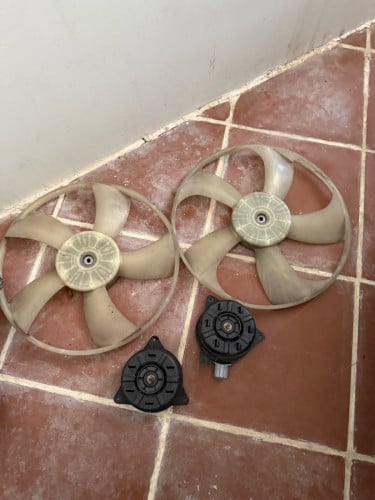 កង្ហារធុងទឹកនិងម៉ូទរ័ Lexus hs250h សុីនលក់120$