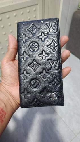 កាបូបដាក់លុយLV