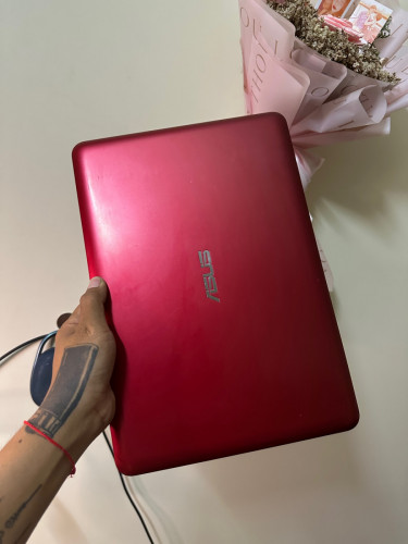 Laptop asus Ram4 hhd1T នៅស្អាតមានឆ្នាំងសាកលក់85$