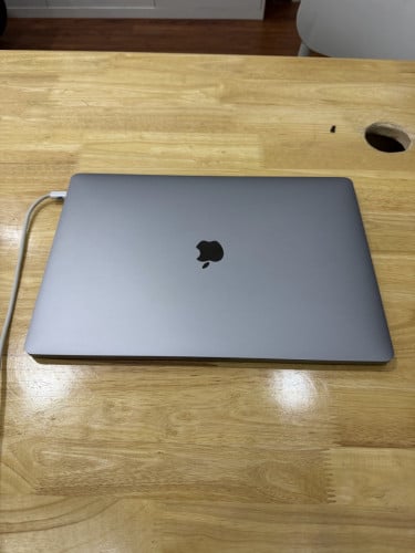 MacBook Pro 2019 16” i9 32GB/2TB VGA 4GB Battery 95%