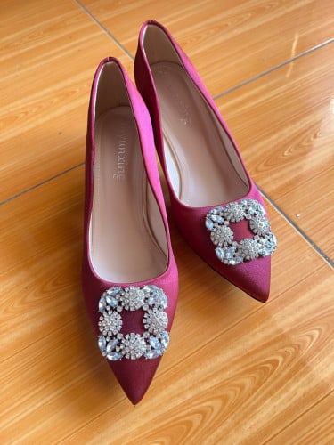 ស្បែកជើងថ្មី